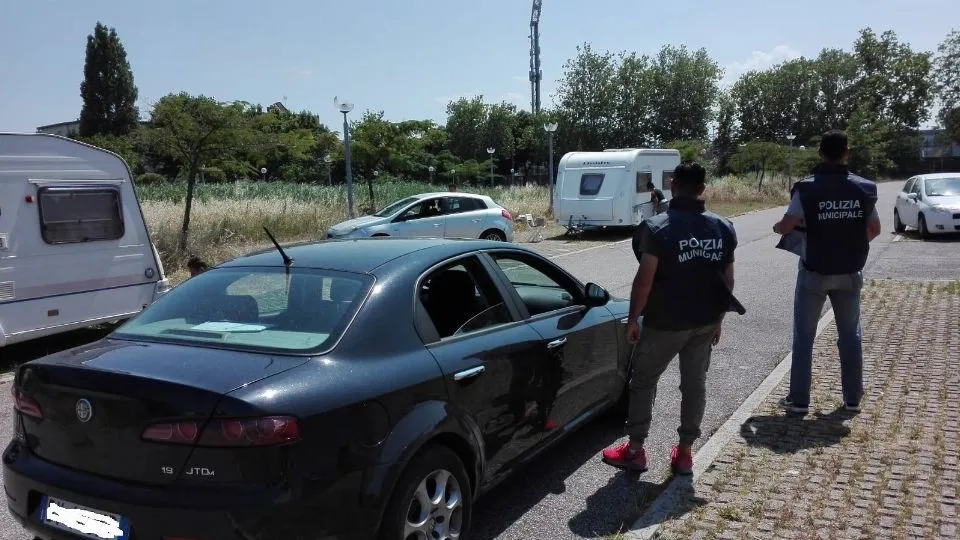 l’intervento della polizia municipale al parcheggio
