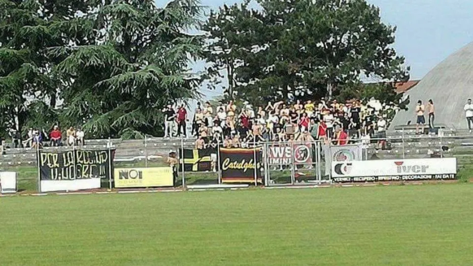 La foto della curva del Cattolica Calcio scelta da Giovannini come copertina su Facebook