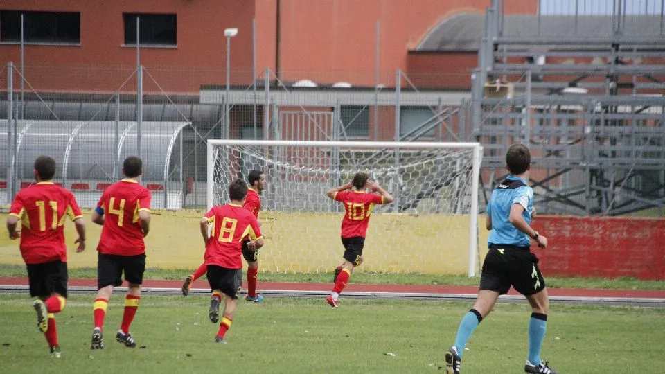 Matteo Sartori mostra le orecchie dopo il secondo gol personale (foto Anteo Galli)
