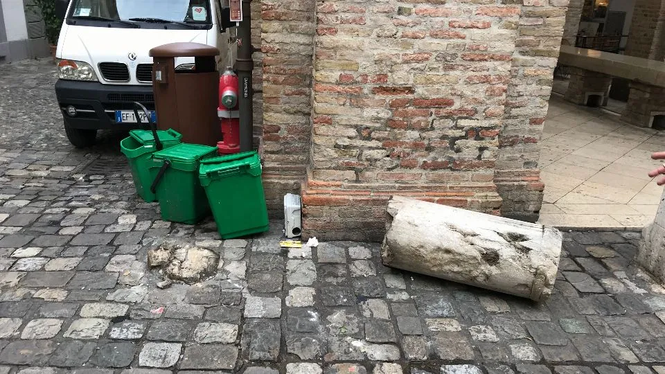fittone abbattuto alla Vecchia Pescheria
