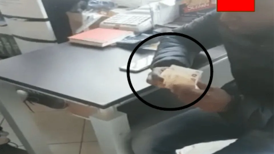 Un estratto del video, col momento dello scambio di denaro.