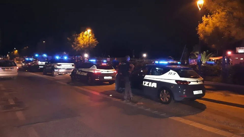 le auto della polizia sul lungomare (repertorio)