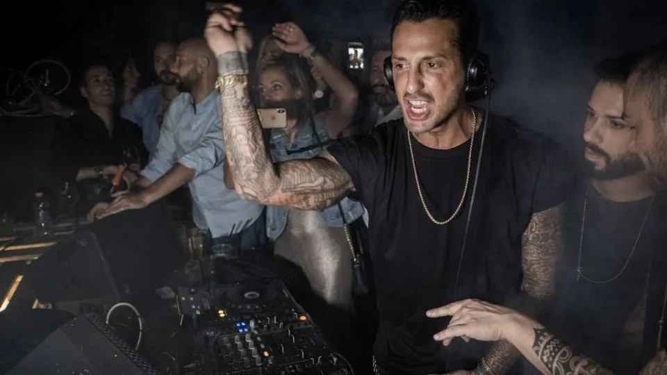 Corona alla consolle by Claudio Silighini
