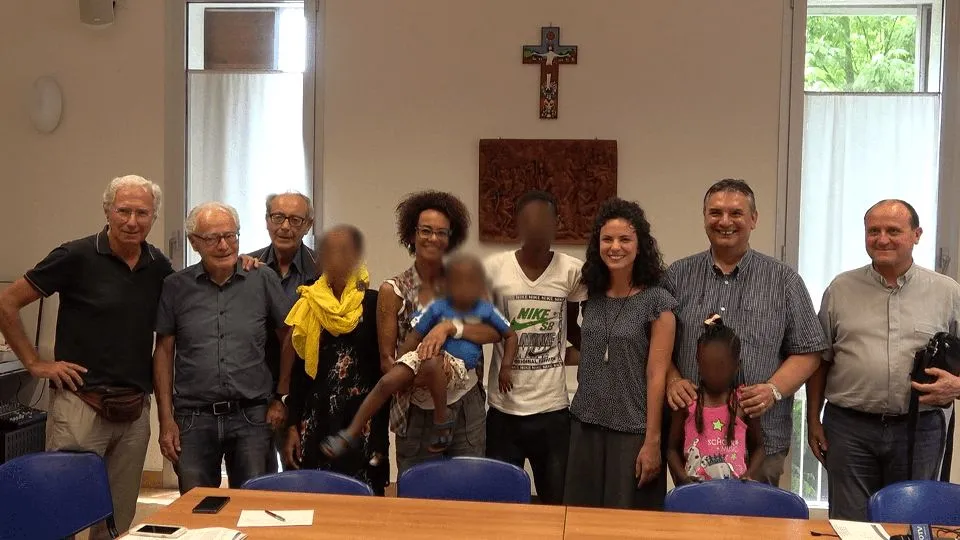 volontari e famiglia accolta
