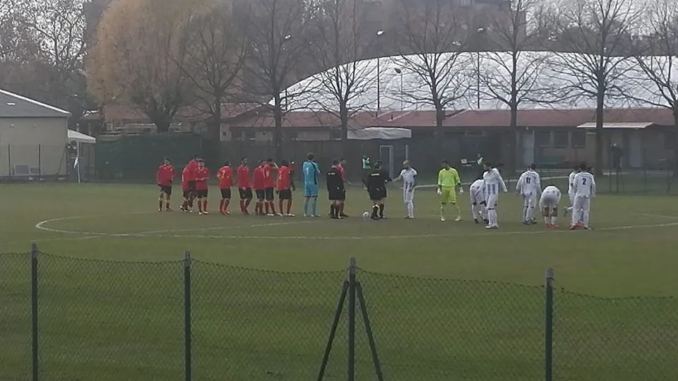 Le due squadre prima del calcio d’inizio