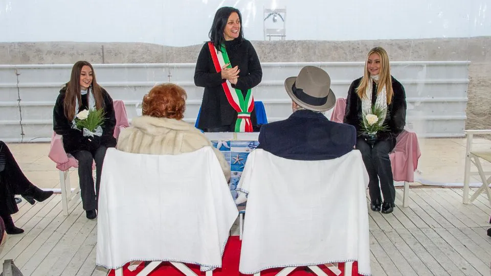 la coppia in riva al mare