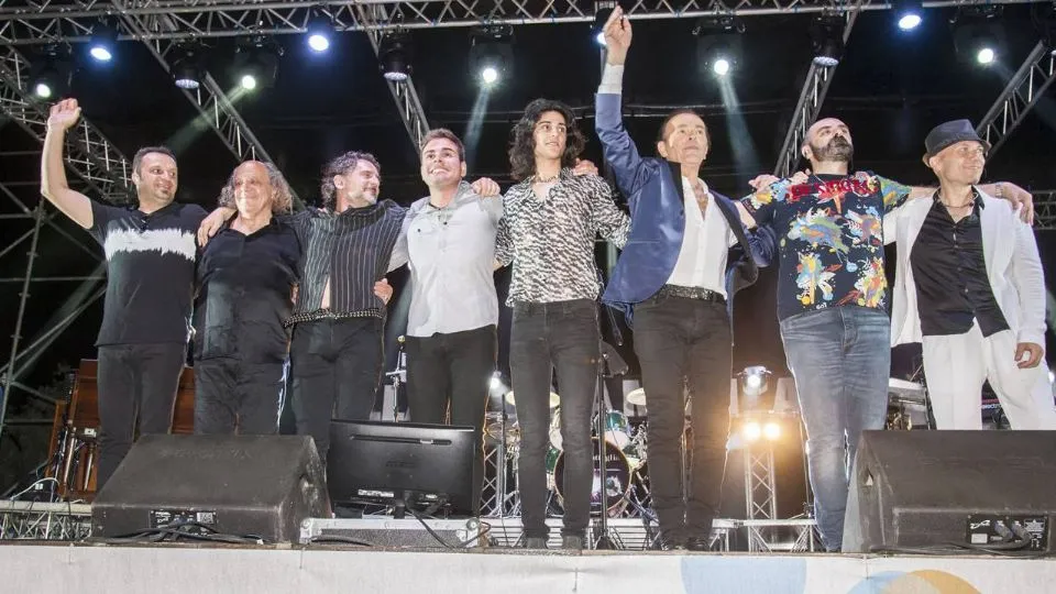 gli artisti sul palco per il Dodi Day