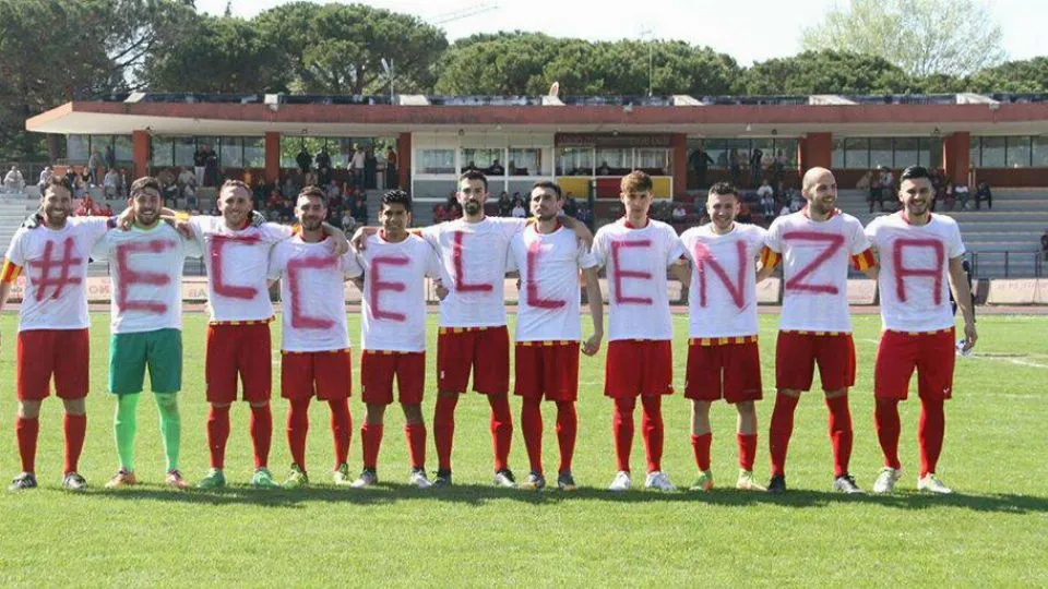I giocatori del Cattolica festeggiano la vittoria del campionato