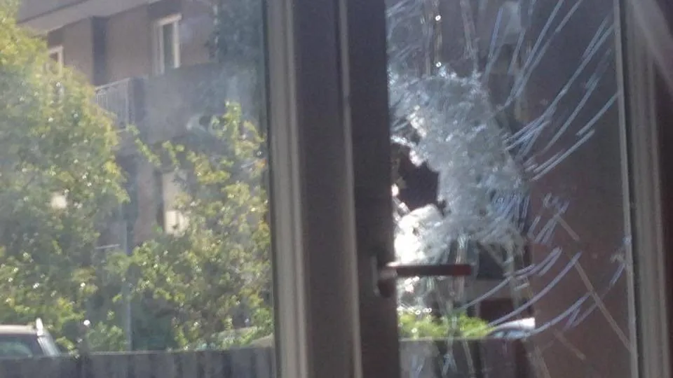 La finestra spaccata dai ladri
