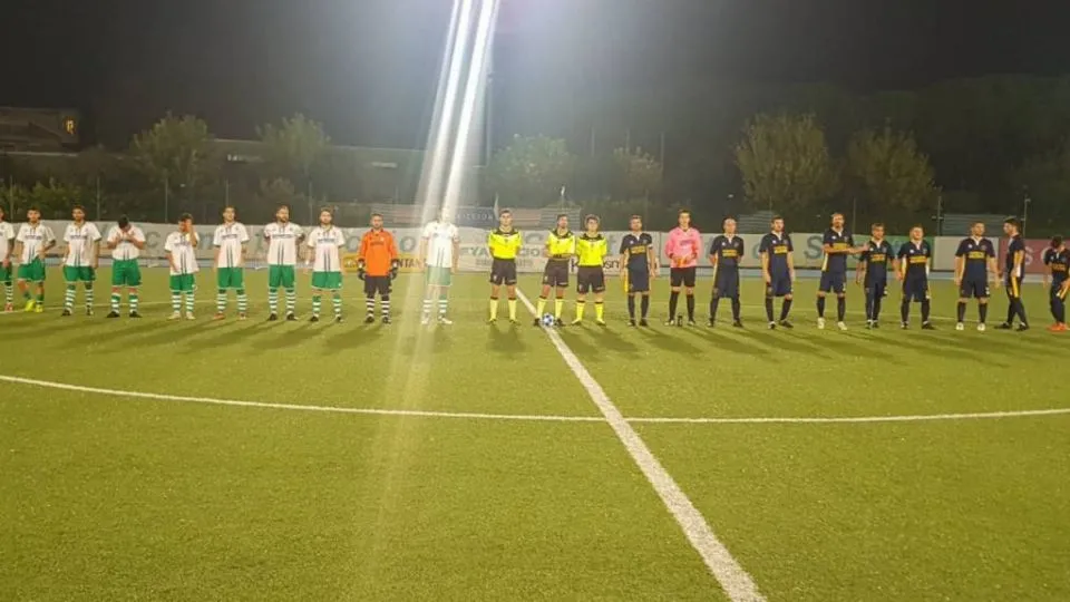 Il saluto delle due squadre