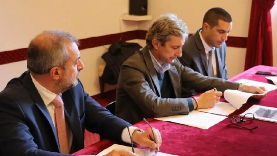 la firma del sindaco Gnassi
