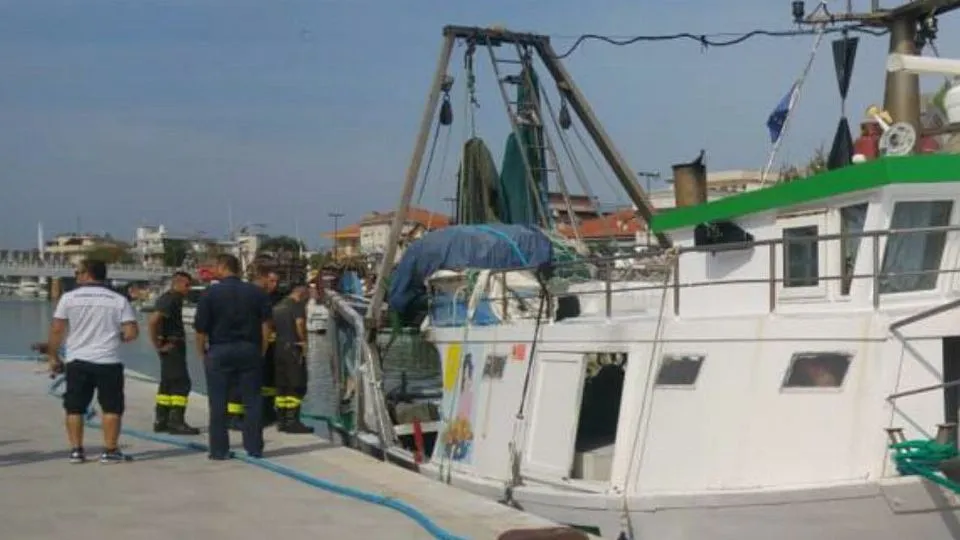 il peschereccio ormeggiato a Bellaria
