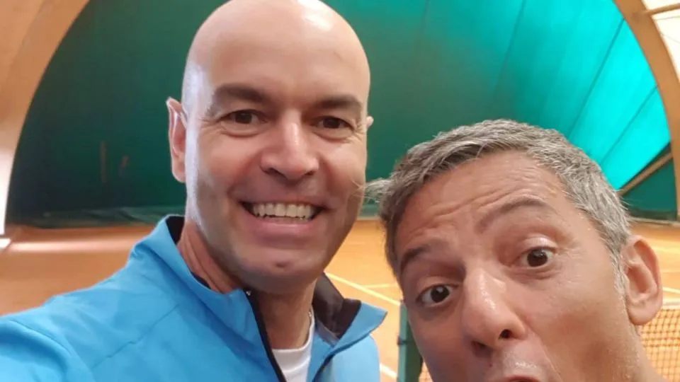 sul campo da tennis Fiorello con il maestro Serafini