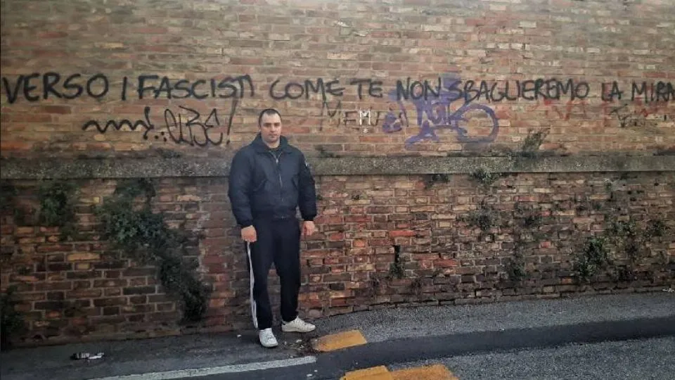 Ottaviani davanti a una scritta
