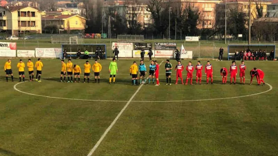 Il saluto iniziale delle due squadre
