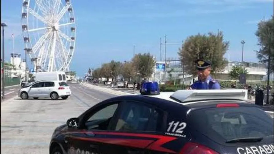 i carabinieri sul lungomare (repertorio)
