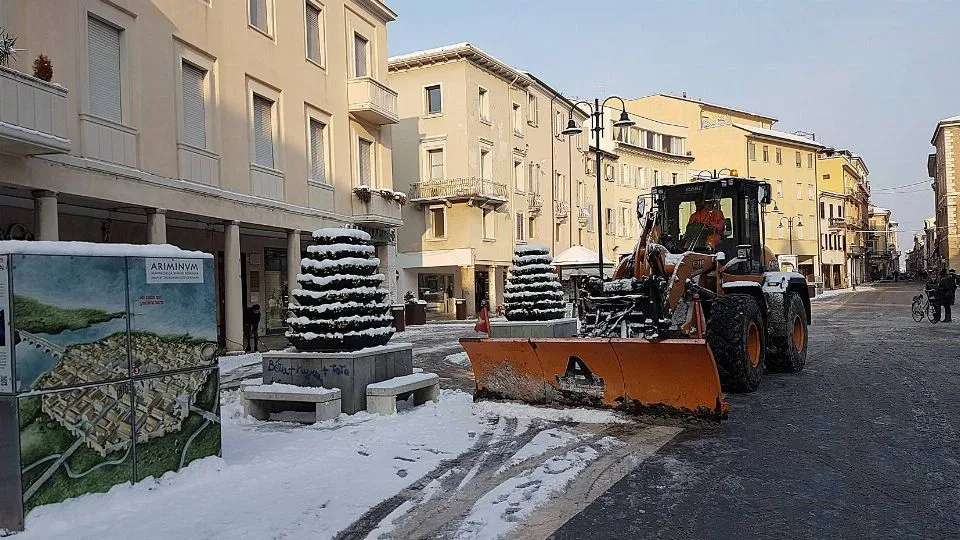 mezzi spalaneve in centro storico a Rimini (foto Comune)
