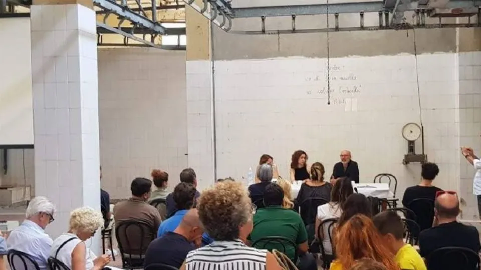 la conferenza di presentazione
