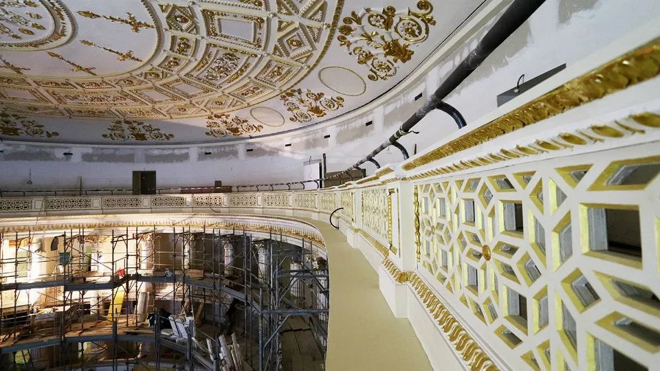 i lavori all’interno del teatro
