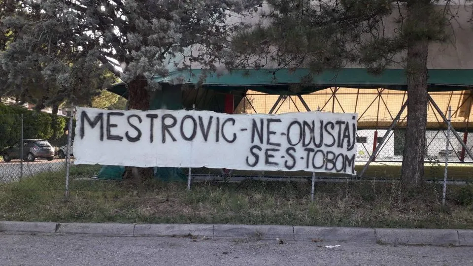 Lo striscione apparso al “Mazzola” scritto in croato: “Mestrovic non mollare, siamo con te”