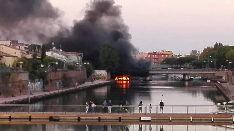 imbarcazione in fiamme