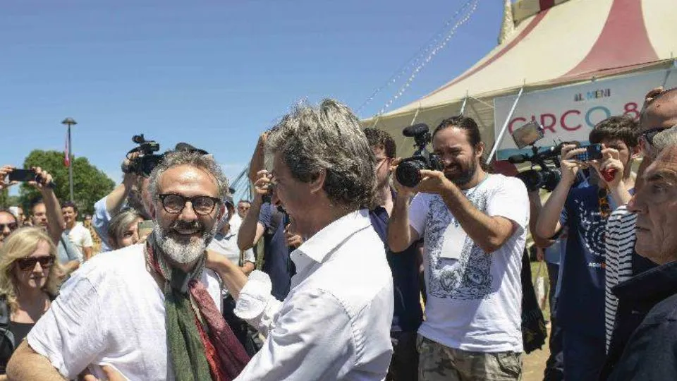 Massimo Bottura accolto, al suo arrivo, dal sindaco Gnassi nel 2016

