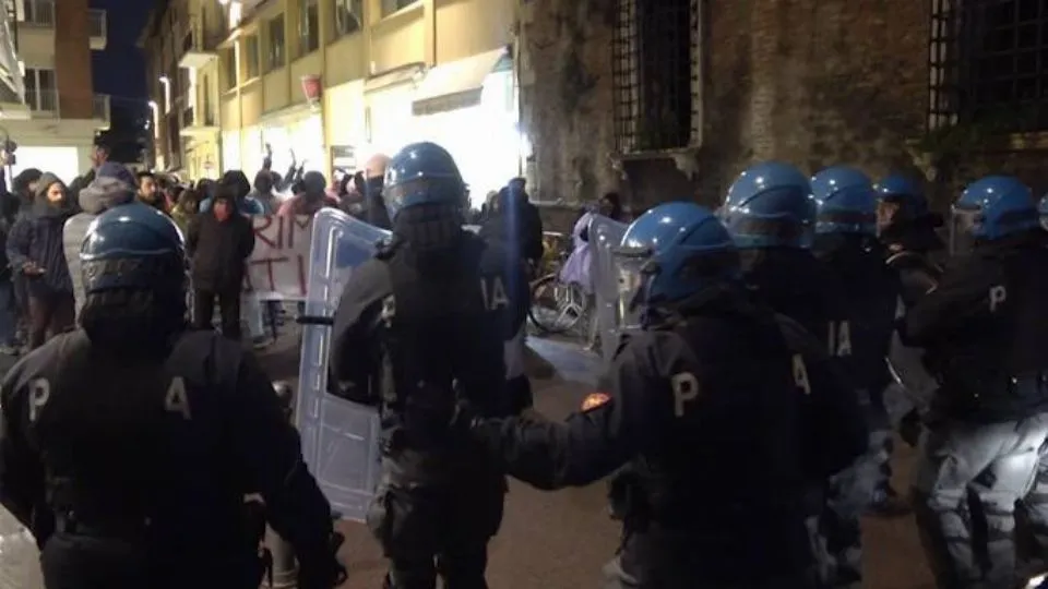 polizia schierata il 22 febbraio scorso in occasione dell’arrivo a Rimini di Fiore e del presidio antifascista