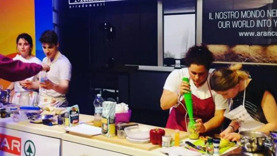 I cuochi di Einstein e Marco Polo al lavoro
