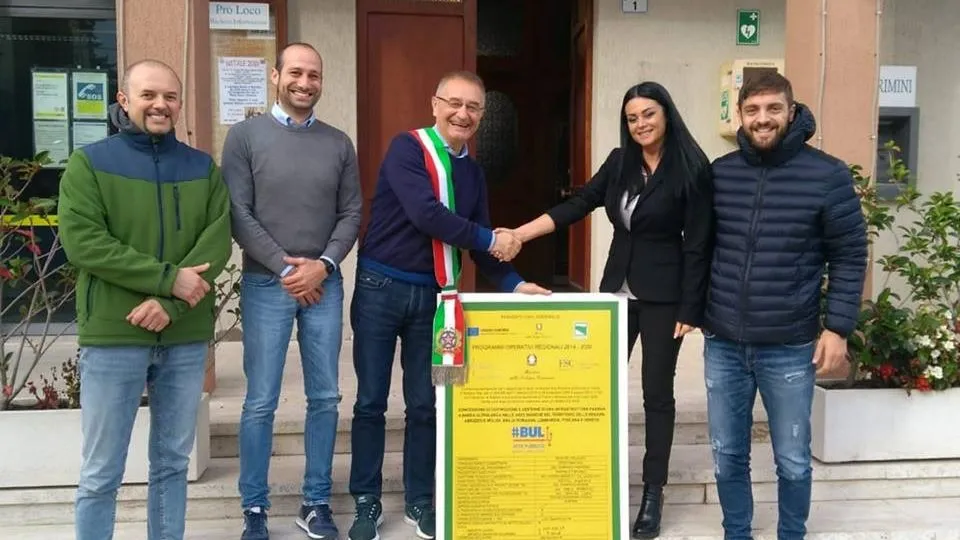 Riziero Santi stringe la mano a Grazia Serena D’Agostino di Open Fiber