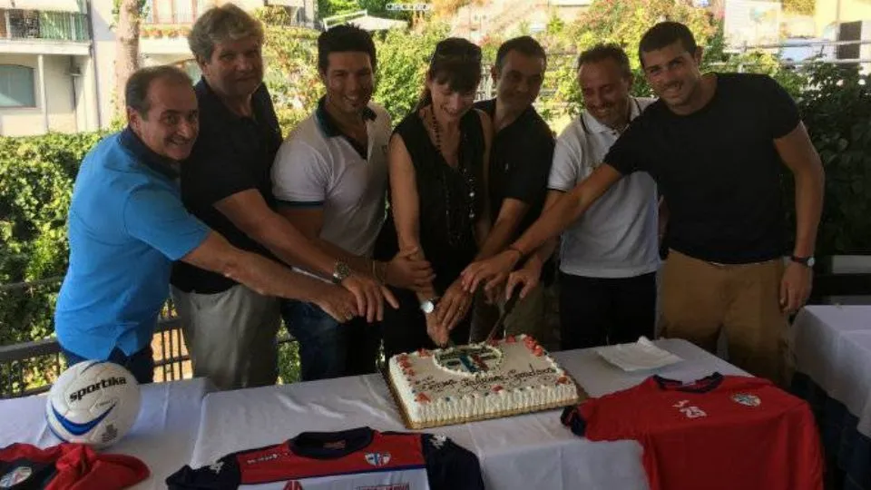 Il taglio della torta con il ds Magi, il tecnico Papini, Tenti, Biagioni, il presidente Marsili, Pascuzzi e capitan Sabatini