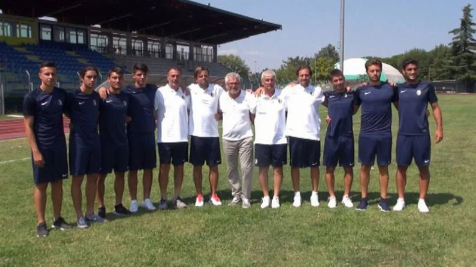 Giocatori e staff tecnico insieme al DS Stambazzi sul prato del Mazzola
