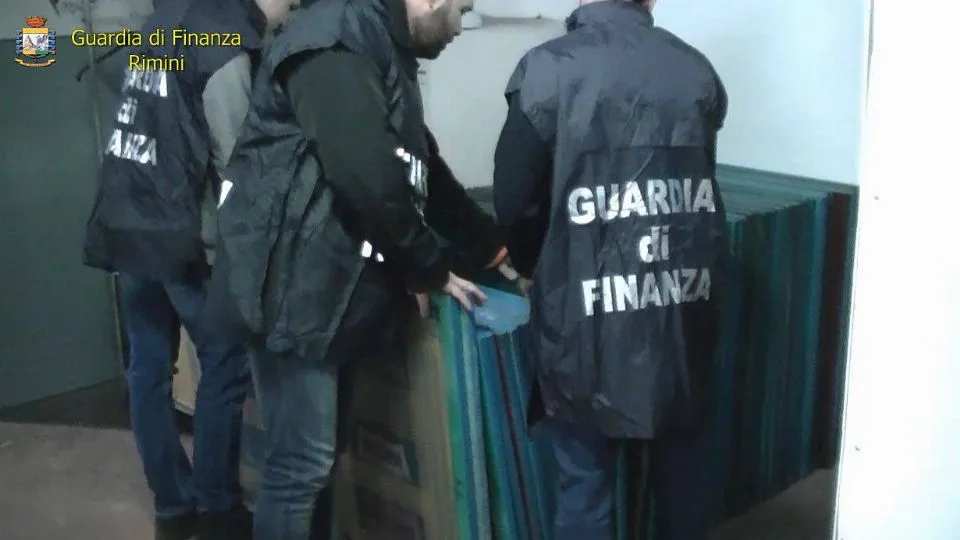 la Gdf controlla le stampe dei marchi incriminate