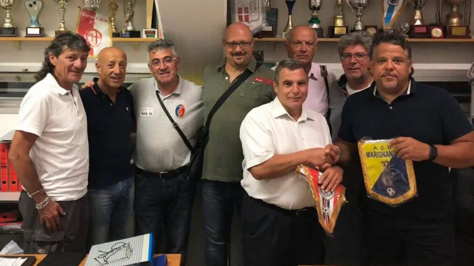 La stretta di mano tra i dirigenti di Marignanese e Montescudo