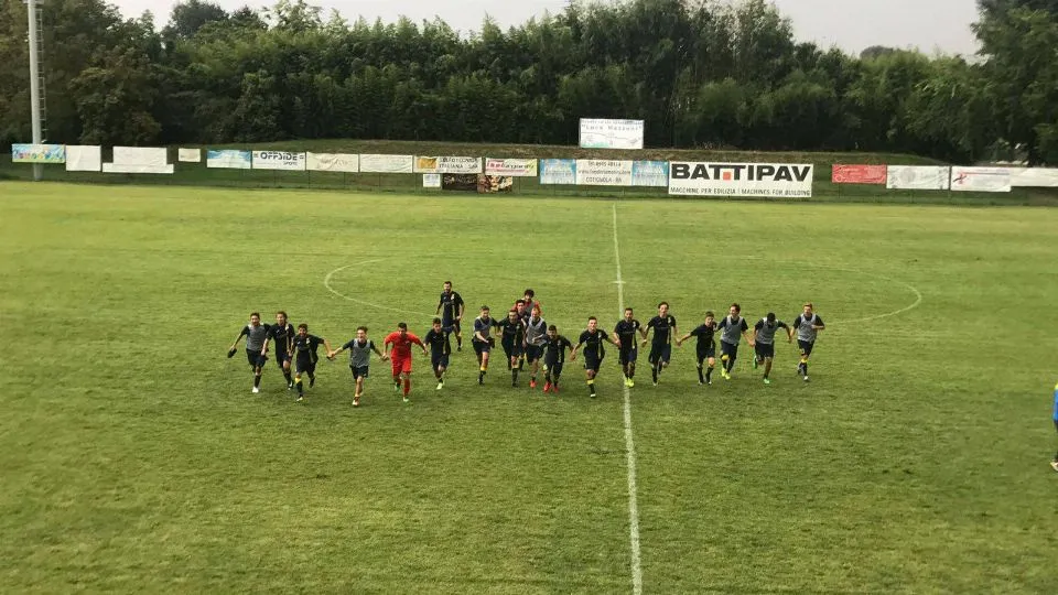 La corsa della squadra sotto la tribuna