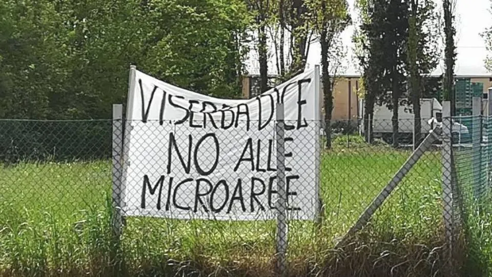 gli striscioni a Viserba
