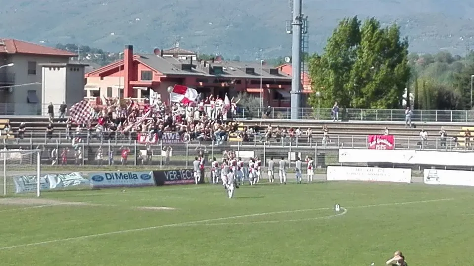 Il saluto finale dei giocatori biancorossi