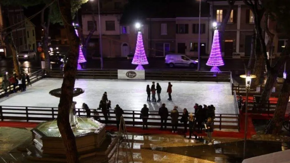 la pista di ghiaccio in piazza del popolo