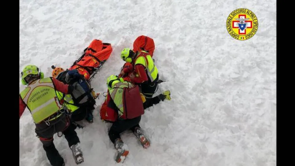 i soccorsi sul luogo della valanga a Pila
