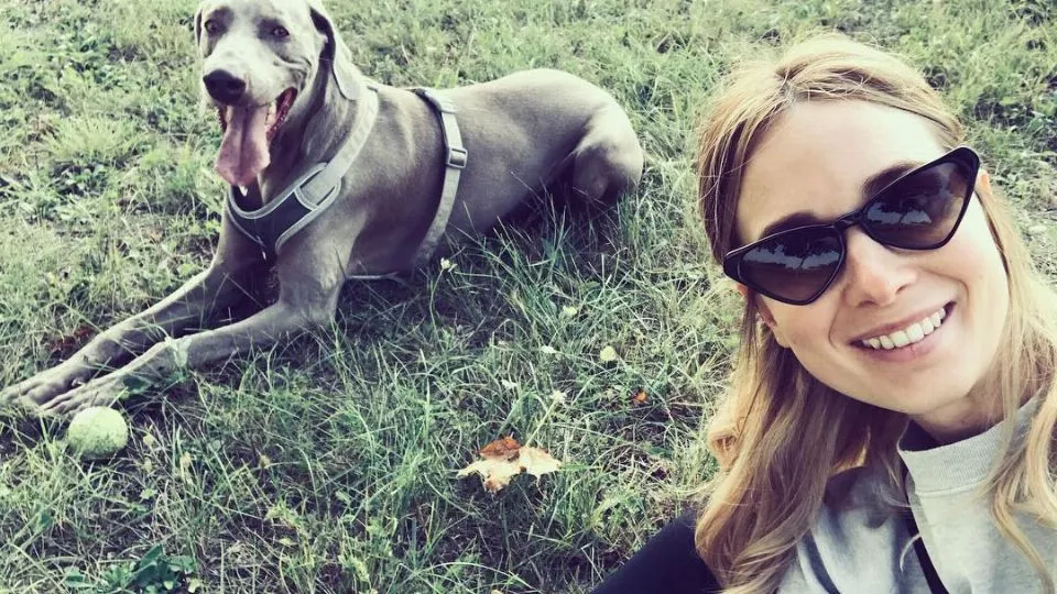 L’assessore Giulia Santoni con il suo cane