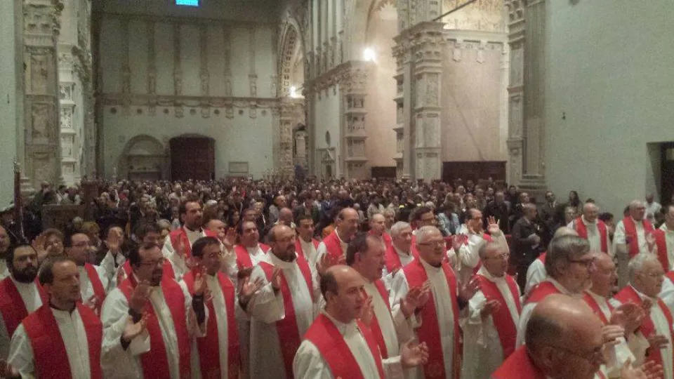 i sacerdoti in una celebrazione in BAsilica
