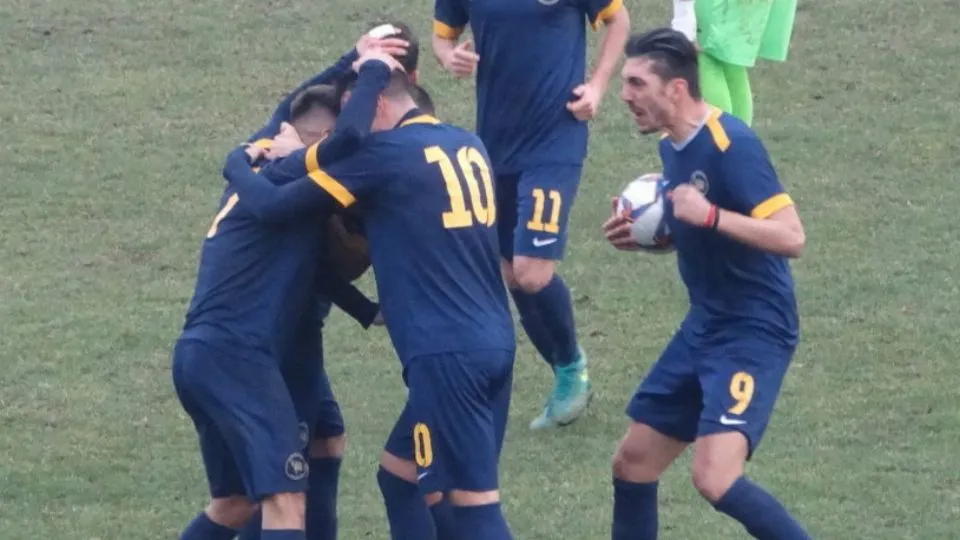 I giocatori gialloblu festeggiano il gol (Santarcangelocalcio.net)