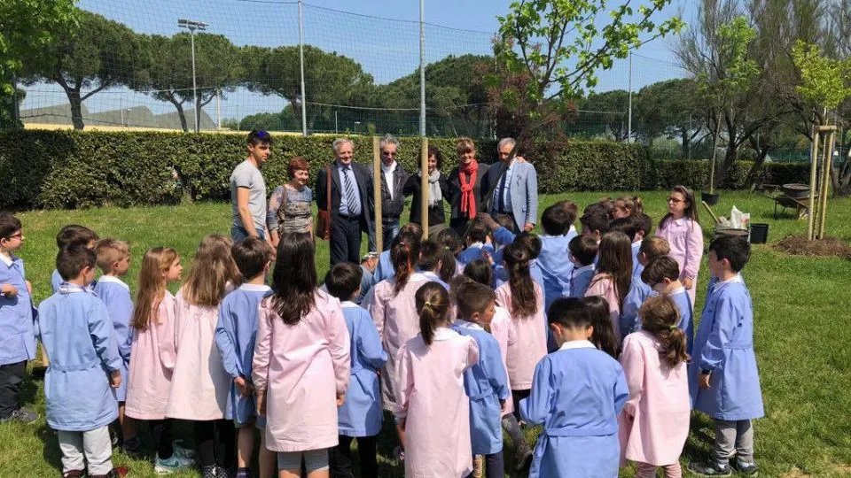 piantumazione nella scuola di via Bergamo
