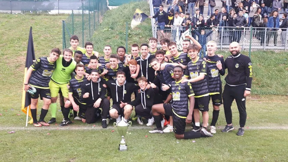 Foto di squadra con la coppa