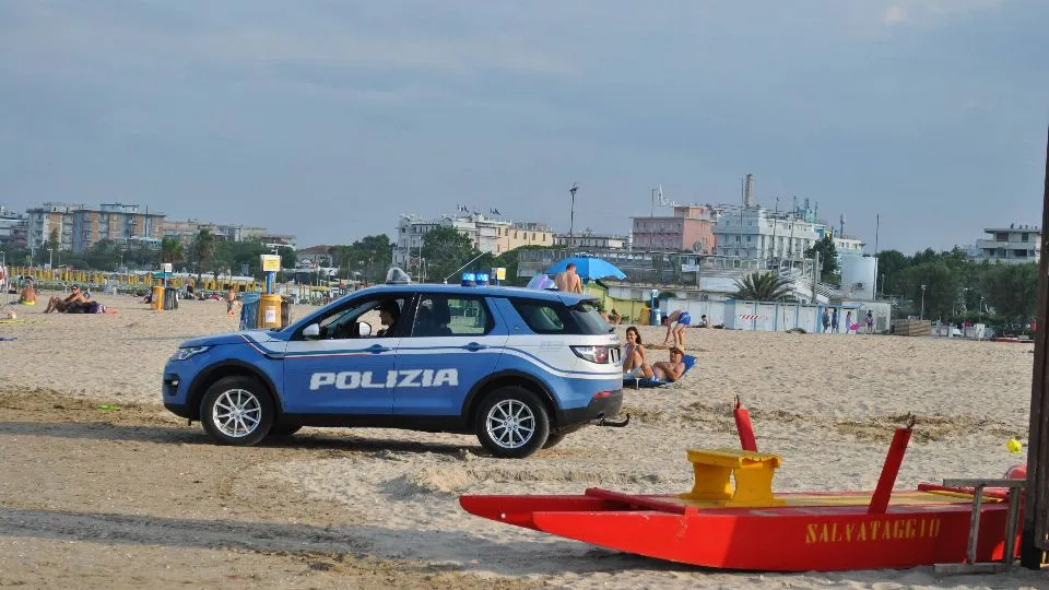 la polizia in spiaggia