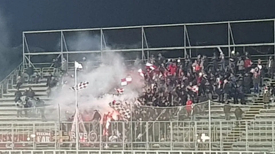 I tifosi biancorossi al Benelli (foto Baio)