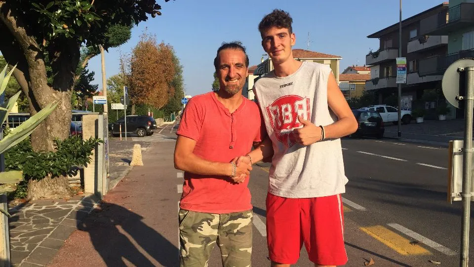 La stretta di mano tra Niccolò Moffa e Matteo Peppucci