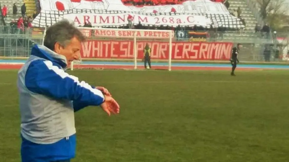 Leonardo Acori e la Curva Est con la coreografia del derby con la Vis Pesaro (foto Rimini FC)
