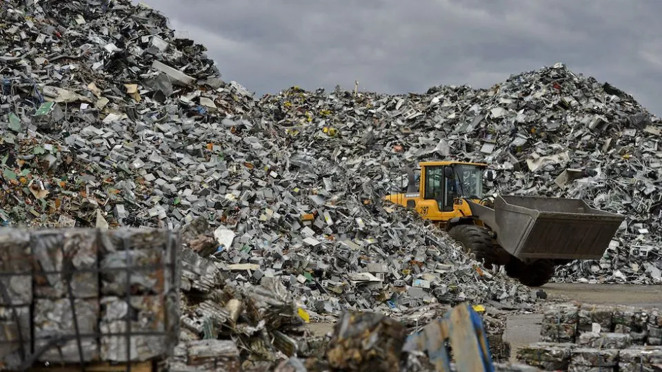 Rifiuti tecnologici nell’impianto di riciclaggio di Aurubis AG a Lünen, in Germania, 7 febbraio 2014.
(Sascha Schuermann/Getty Images)