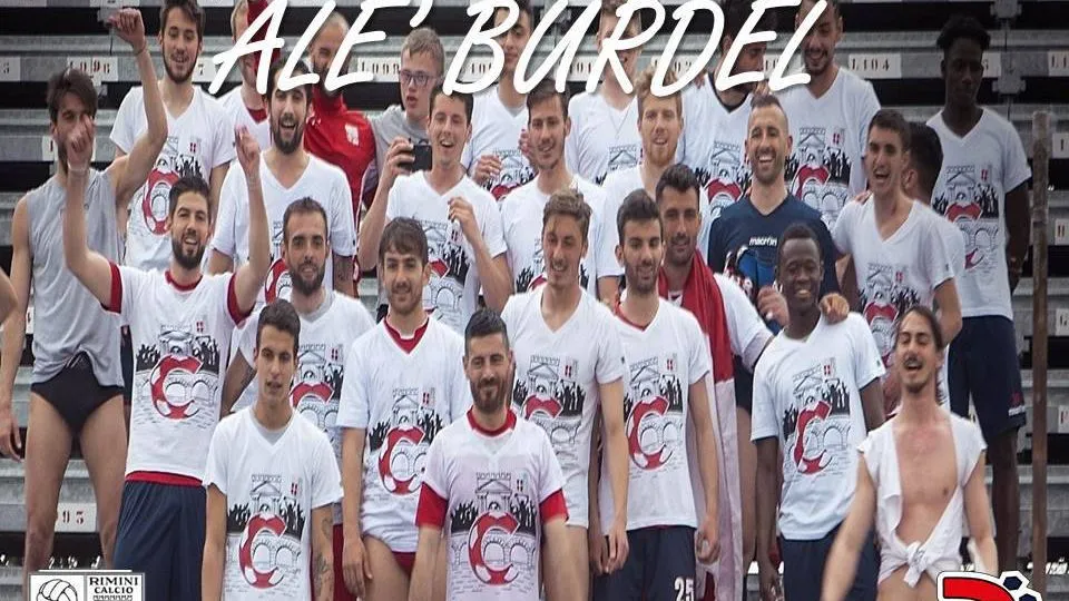 La T-shirt celebrativa indossata dalla squadra biancorossa
