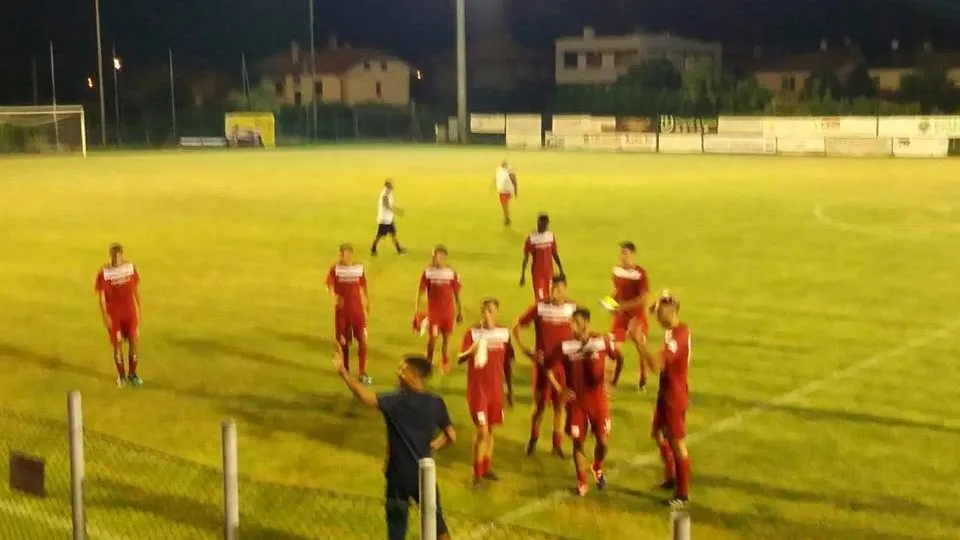 Il saluto finale dei biancorossi a Villa Verucchio (foto Rimini FC)
